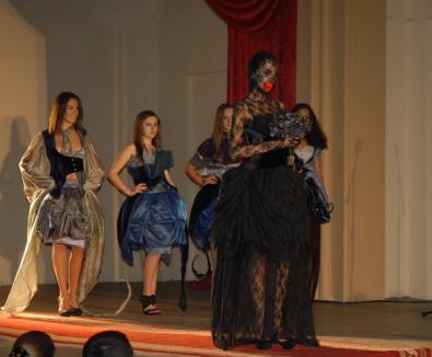 Opt orădence s-au lansat ca designeri de modă la Gala Diplomelor (FOTO)